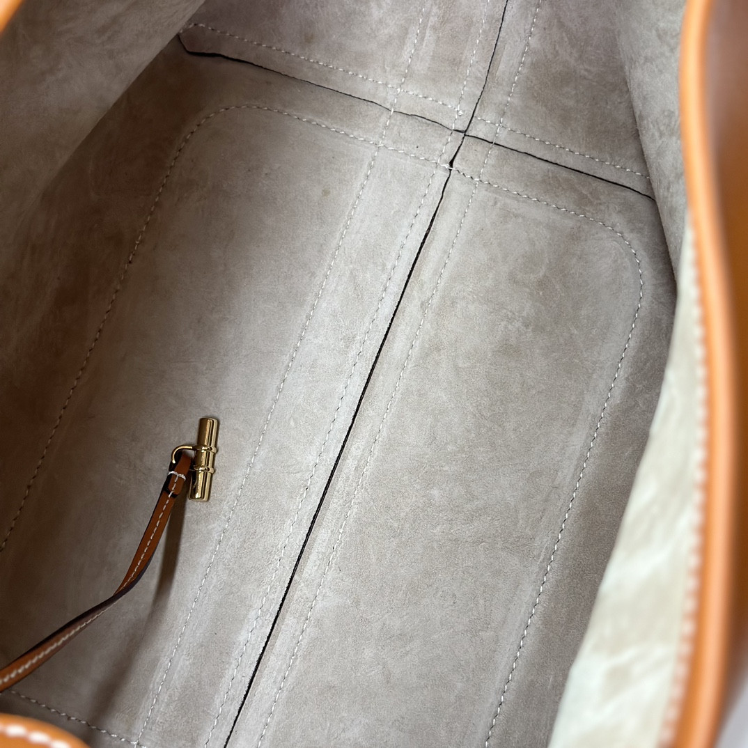 L0r0 P1ana Large Bale Bag Smooth Calfskin 24 x 20 x 27 cm