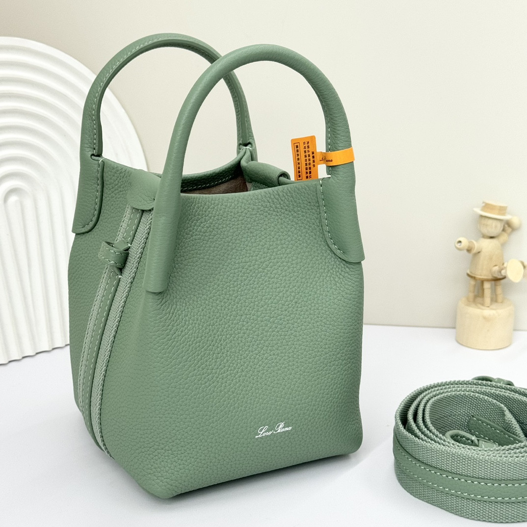 L0r0 P1ana Micro Bale Bag Grained Calfskin 23 x 16 x 14 cm