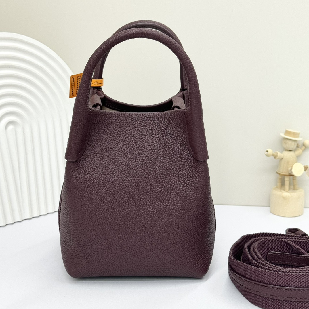 L0r0 P1ana Micro Bale bag Grained Calfskin 23 x 16 x 14 cm