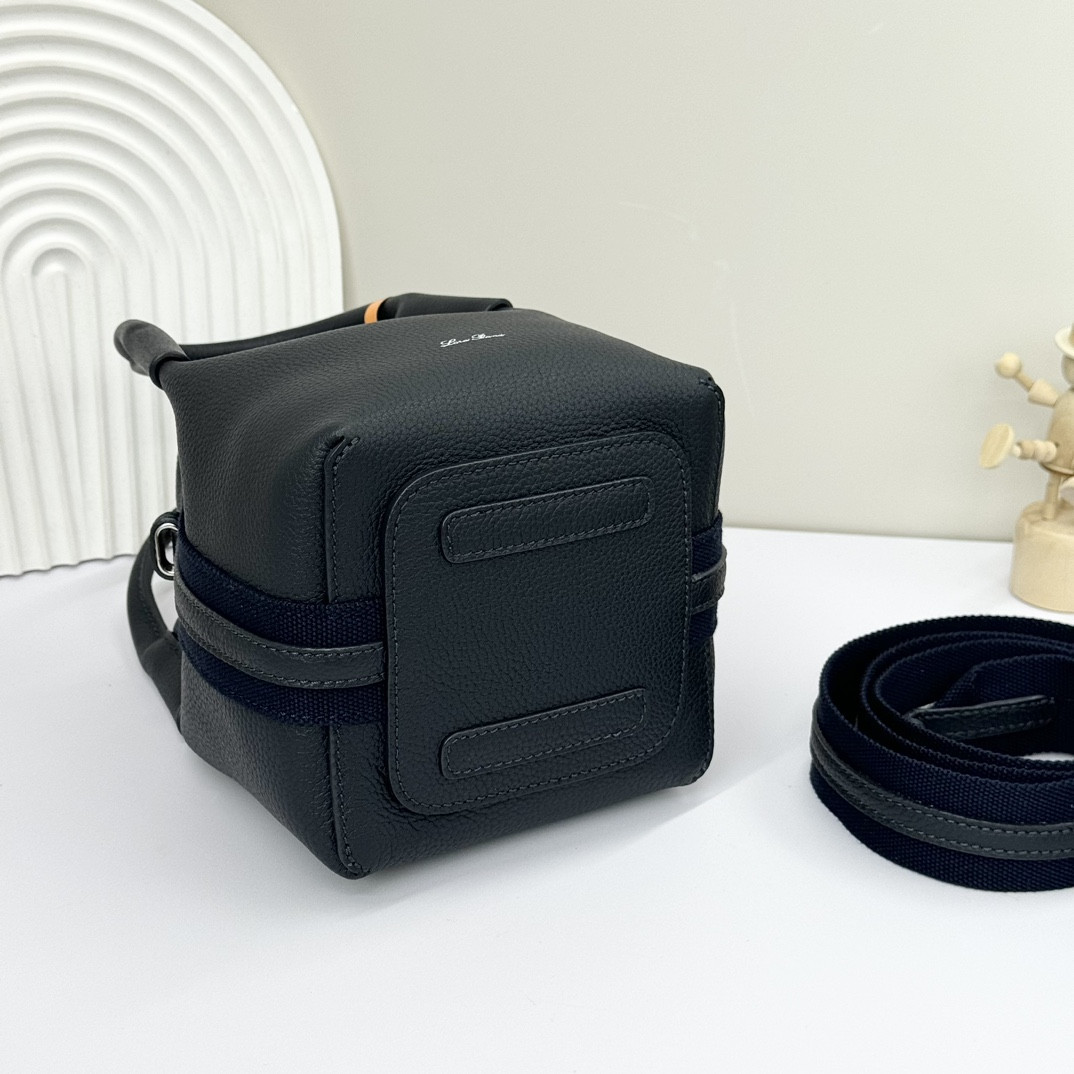 L0r0 P1ana Micro Bale bag Grained Calfskin 23 x 16 x 14 cm