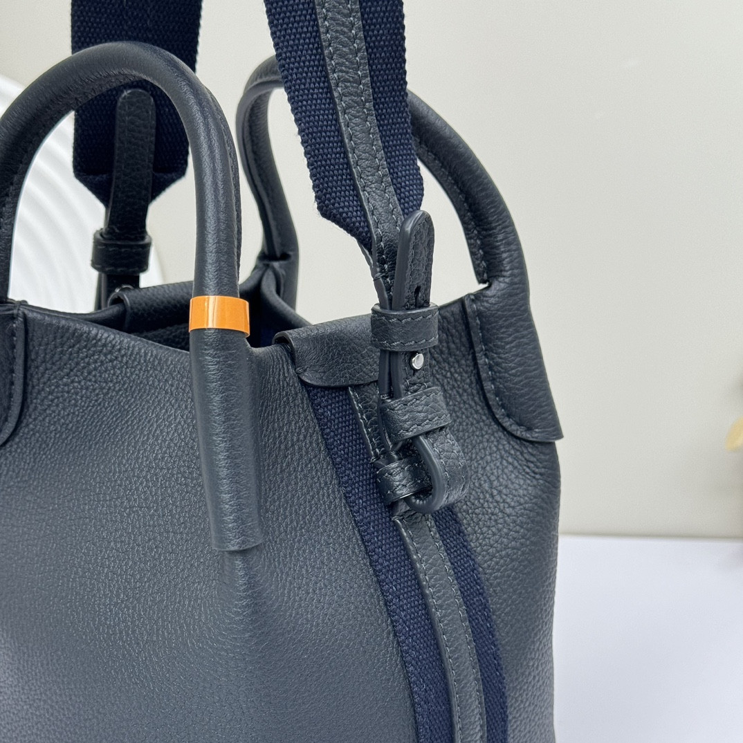 L0r0 P1ana Micro Bale bag Grained Calfskin 23 x 16 x 14 cm