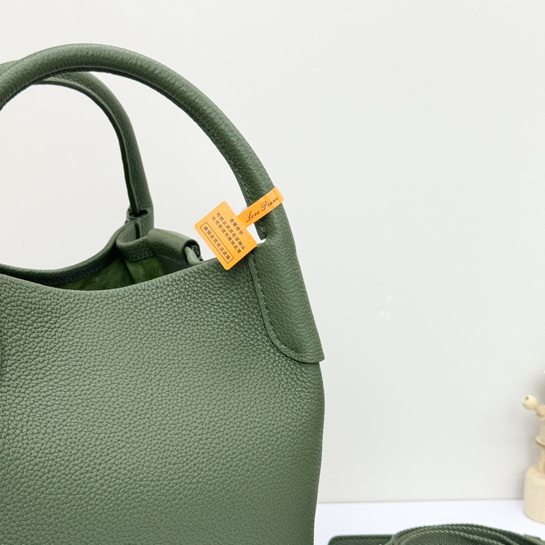 L0r0 P1ana Small Bale Bag Grained Calfskin 17 x 17 x 21 cm