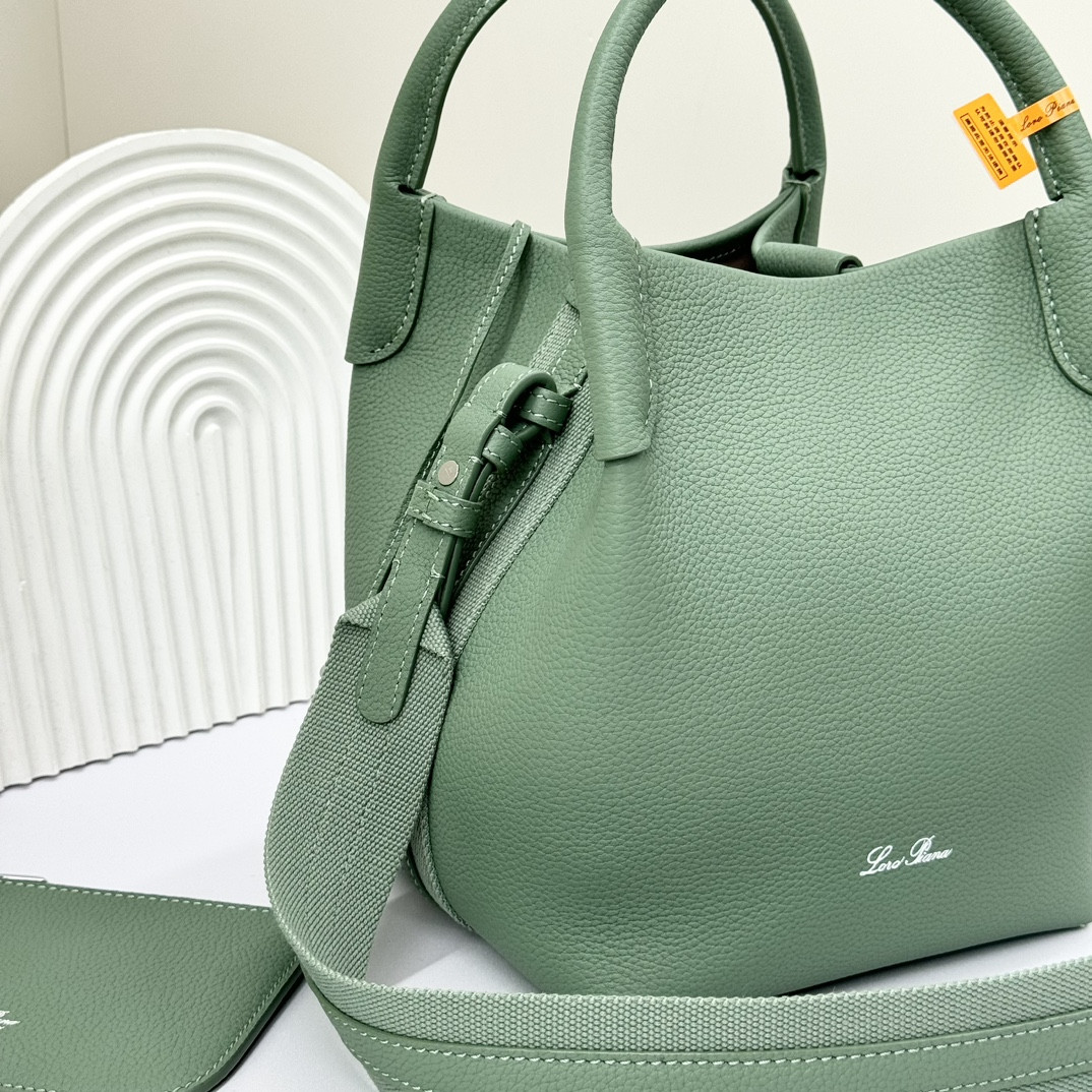 L0r0 P1ana Small Bale Bag Grained Calfskin 17 x 17 x 21 cm