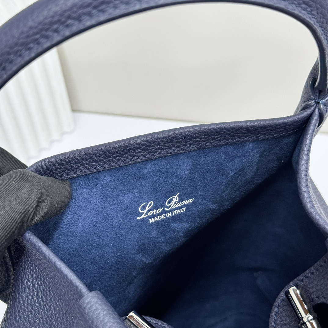 L0r0 P1ana Small Bale Bag Calfskin 17 x 17 x 21 cm