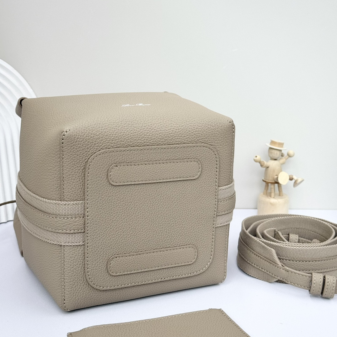 L0r0 P1ana Small Bale Bag Grained Calfskin 17 x 17 x 21 cm