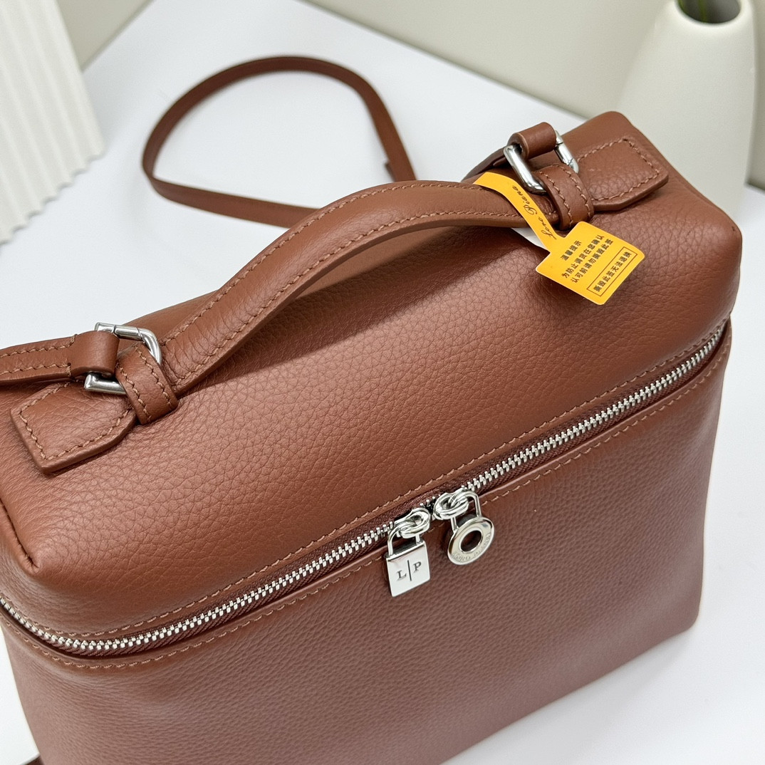L0r0 P1ana Extra Pocket backpack L23.5 Grained Calfskin 23 x 21 x 8 cm
