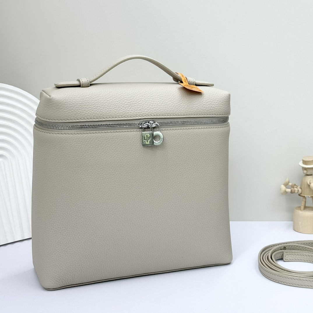 L0r0 P1ana Extra Pocket backpack L23.5 Grained Calfskin 23 x 21 x 8 cm