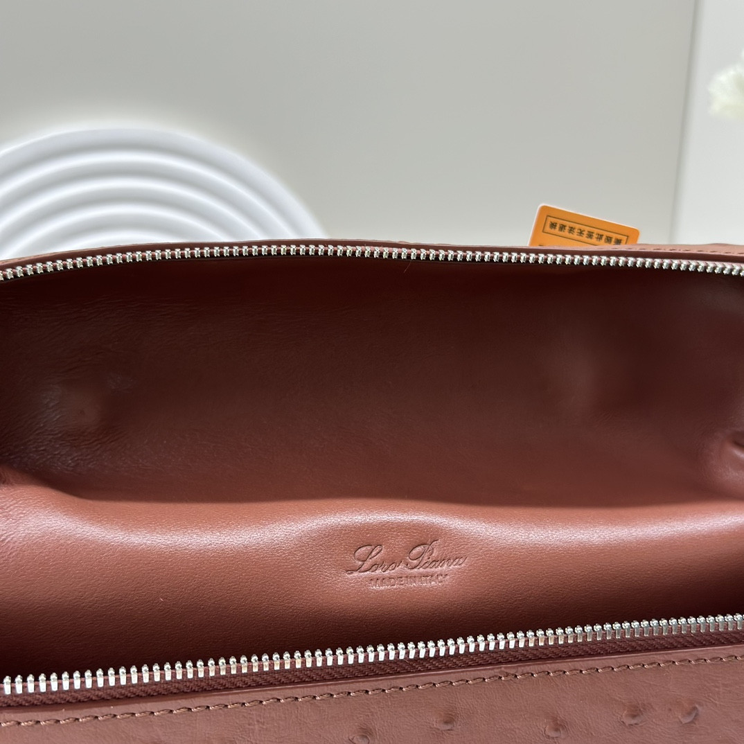 L0r0 P1ana Extra Pocket backpack L23.5 Ostrich-grained Leather 23 x 21 x 8 cm