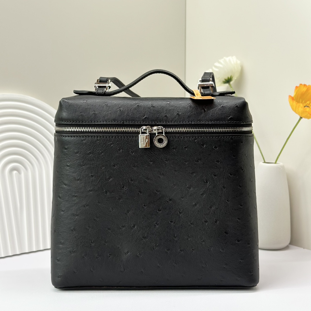 L0r0 P1ana Extra Pocket backpack L23.5 Ostrich-grained Leather 23 x 21 x 8 cm