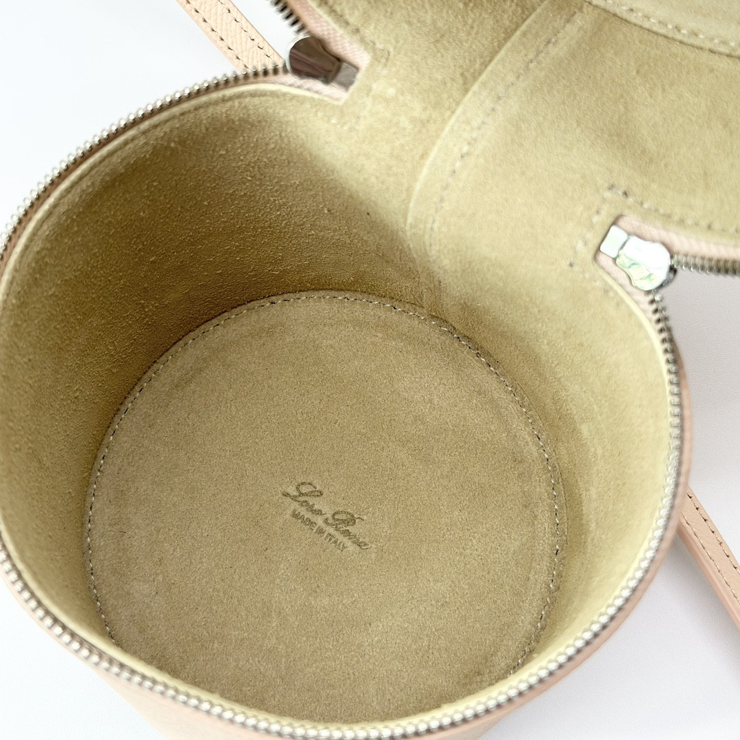 L0r0 P1ana Extra Case Textured Calfskin 12 x16 x12cm