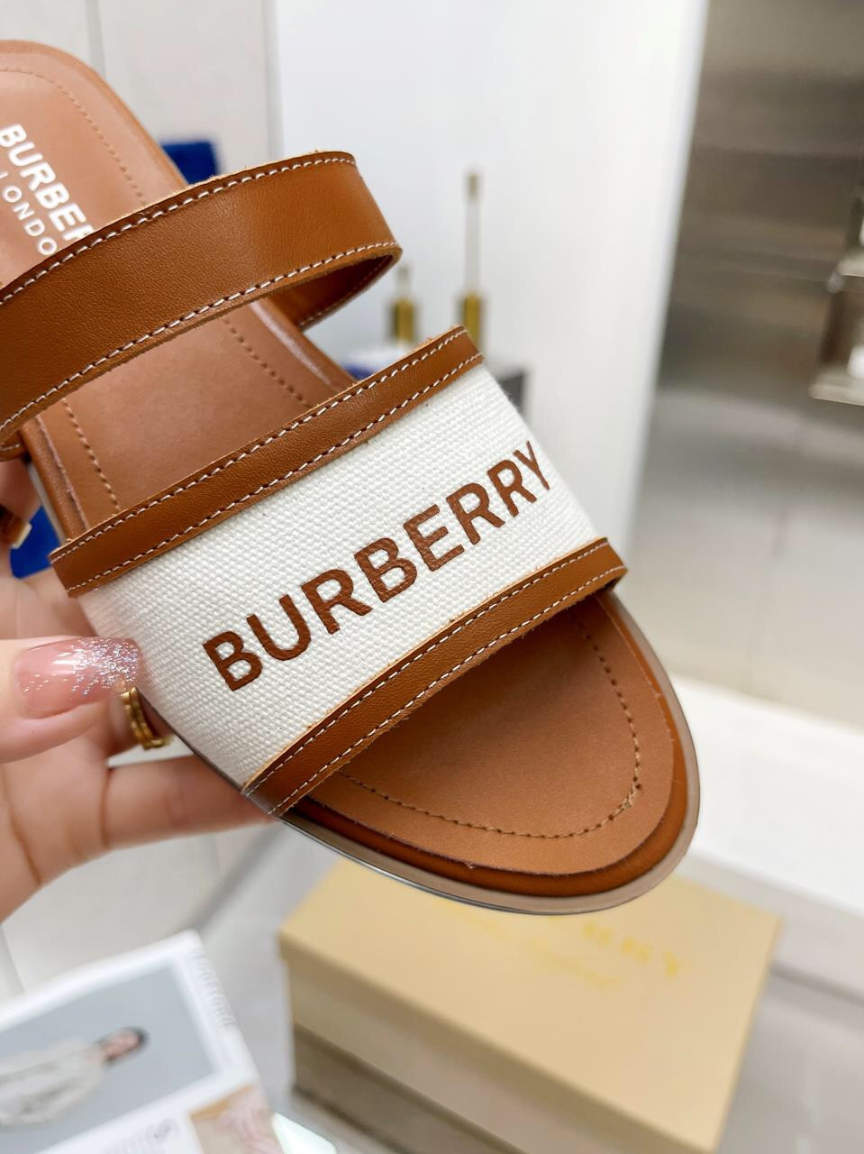UA Bv*b*rry Slides