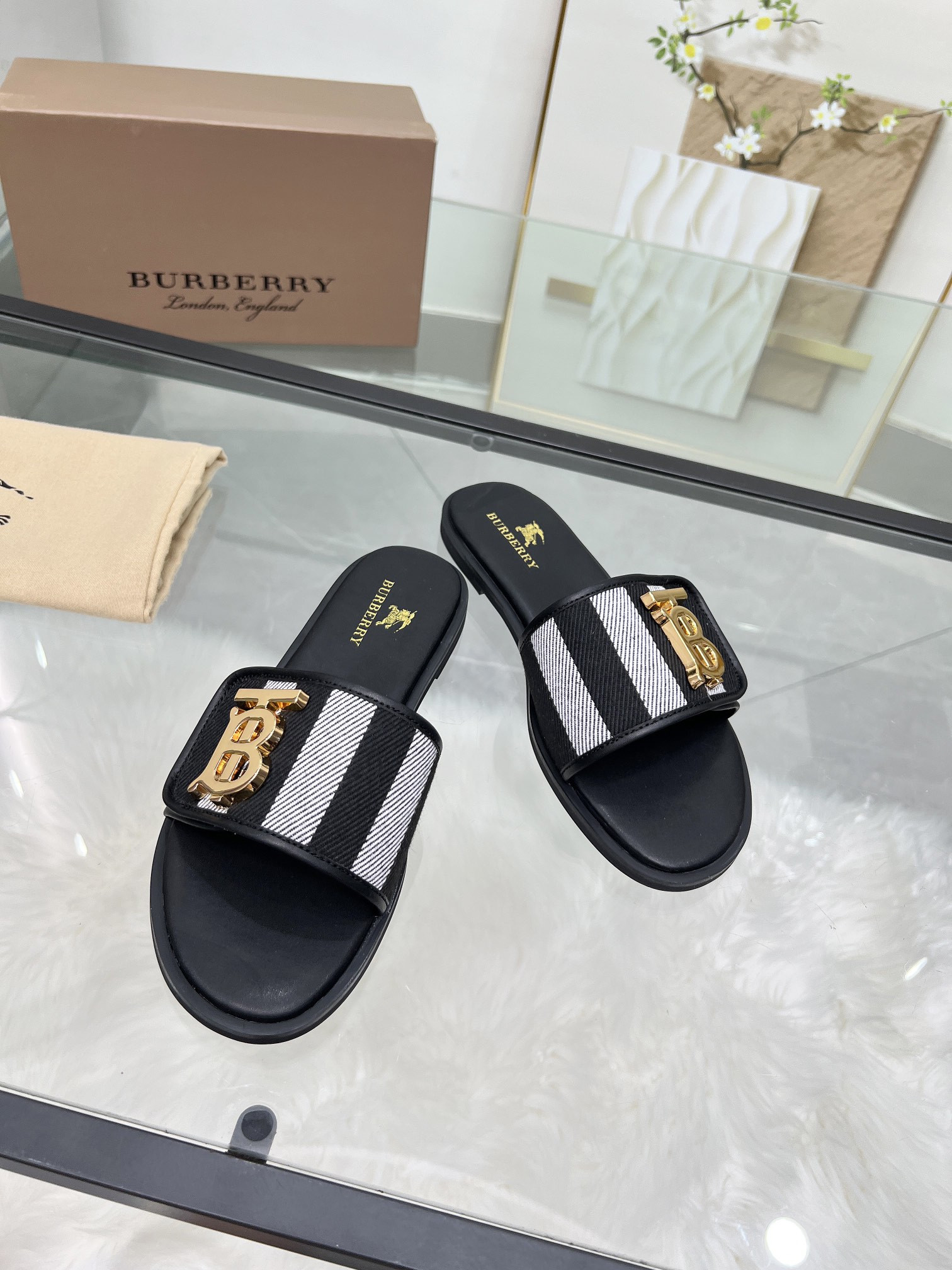 UA Bv*b*rry Slides