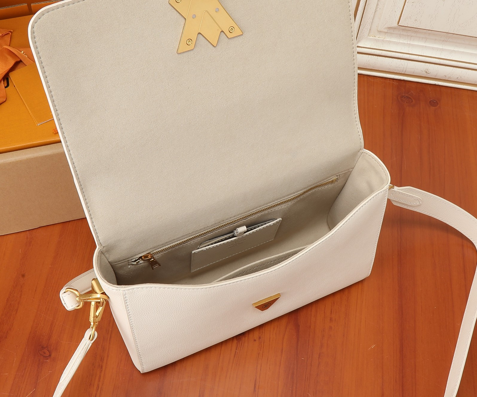 LV Soft Twist M25359 10.6 x 7.5 x 3.5 inches