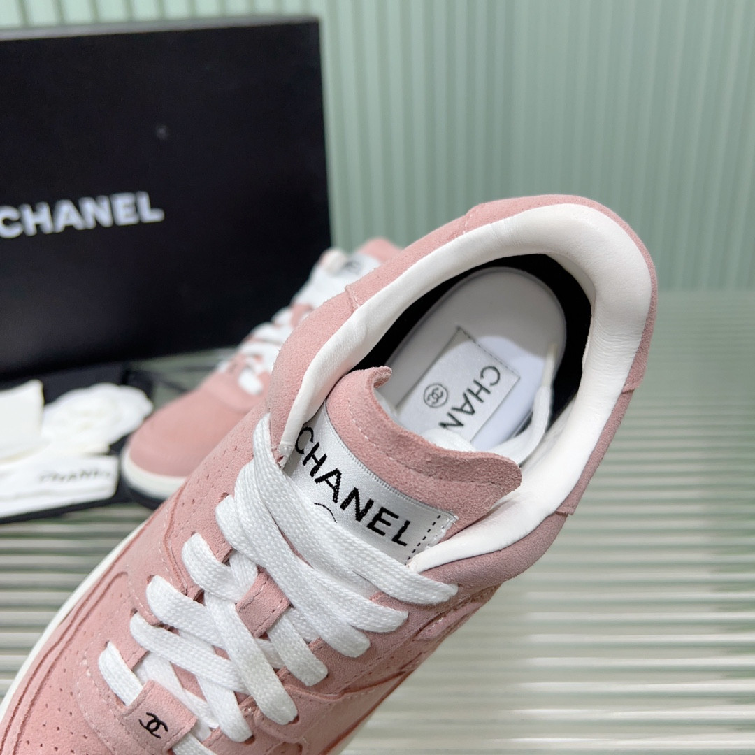UA Ch**el SNEAKER