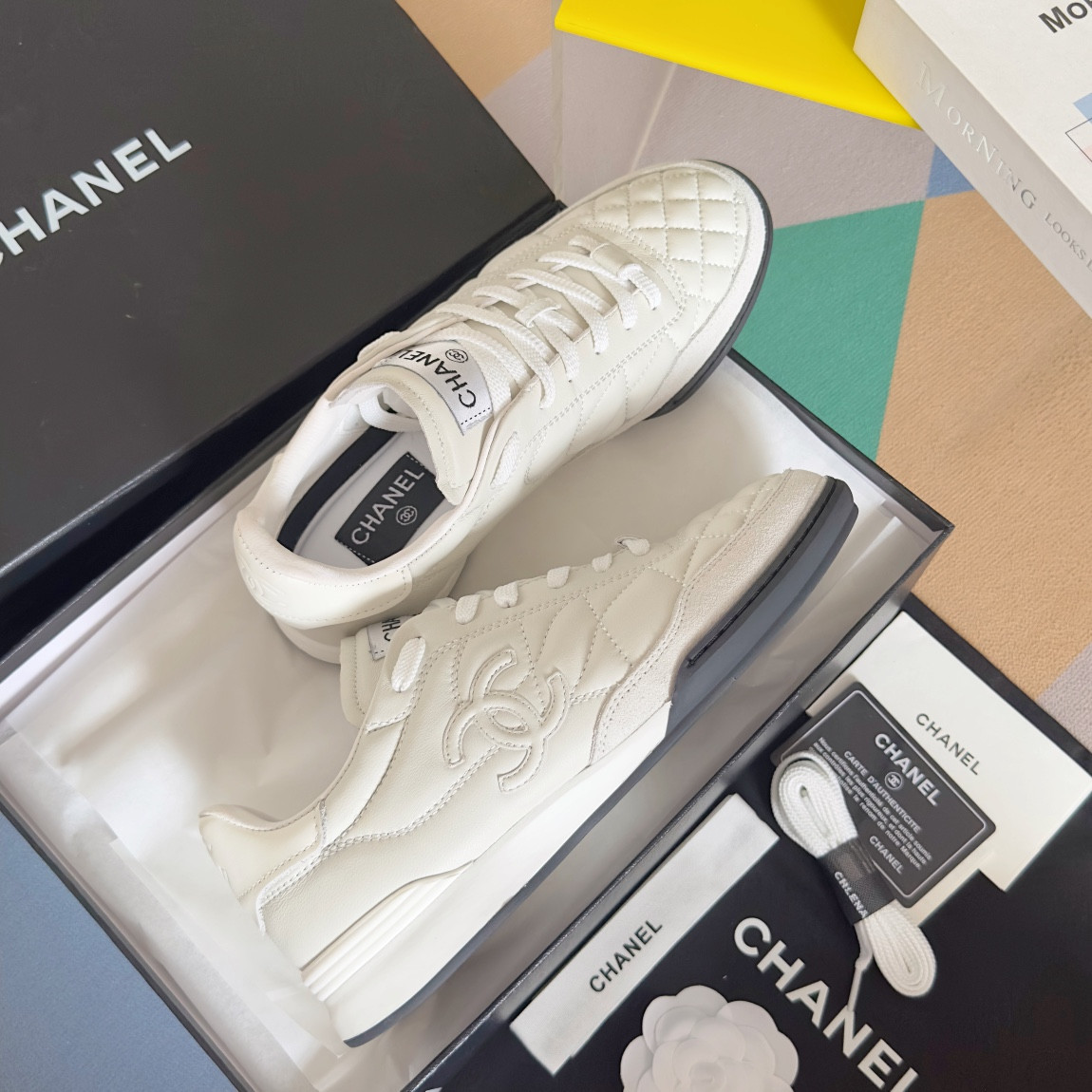 UA Ch**el SNEAKER