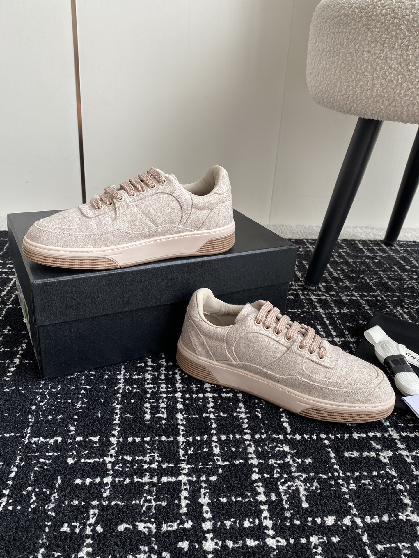 UA Ch**el SNEAKER