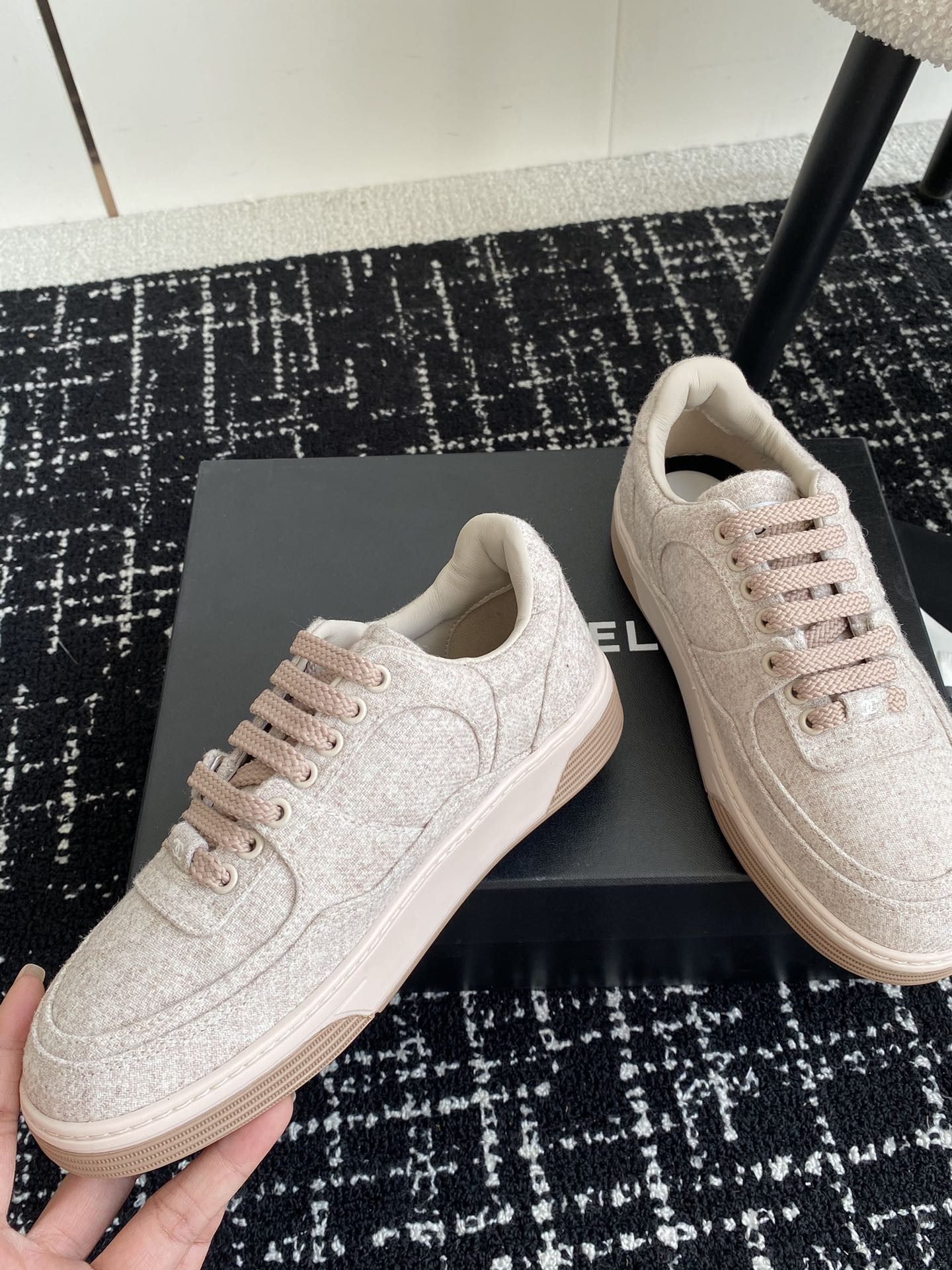 UA Ch**el SNEAKER