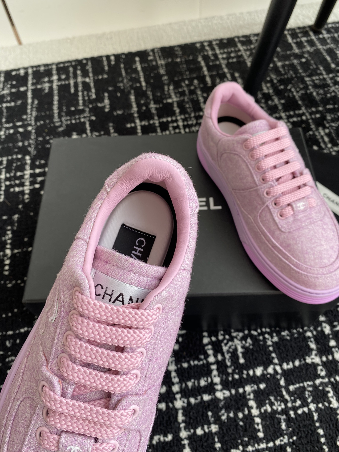 UA Ch**el SNEAKER
