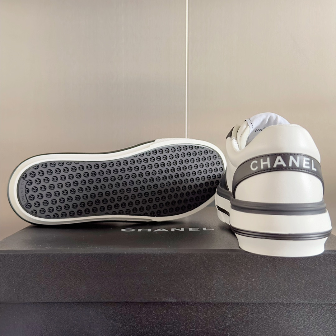 UA Ch**el SNEAKER