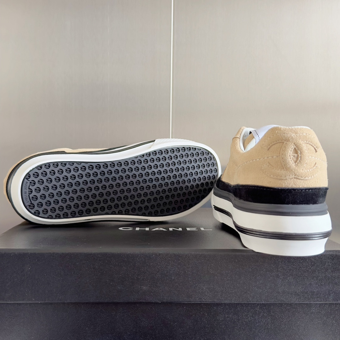 UA Ch**el SNEAKER