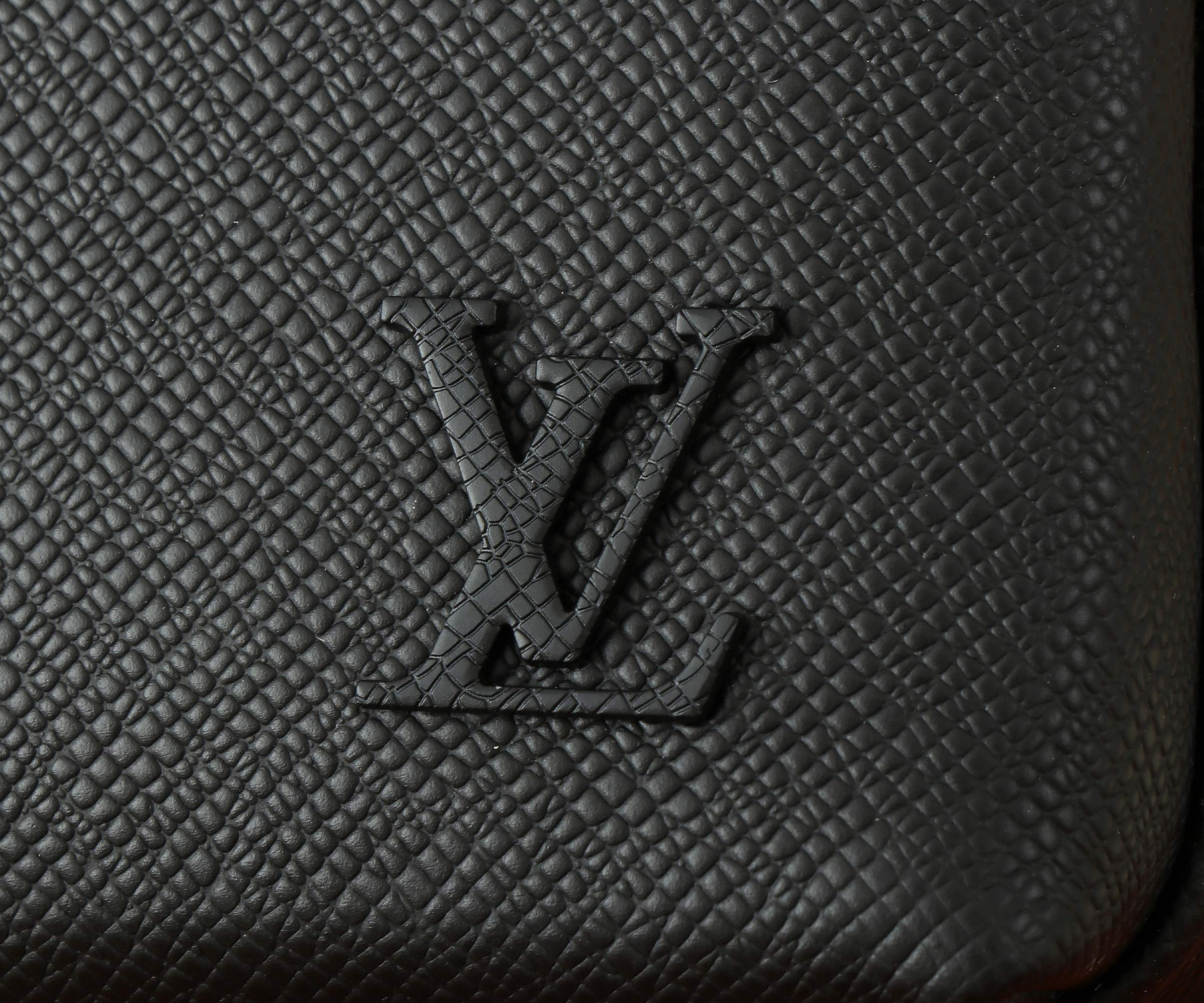 LV District  M11657 22.5x15.5x7.5CM