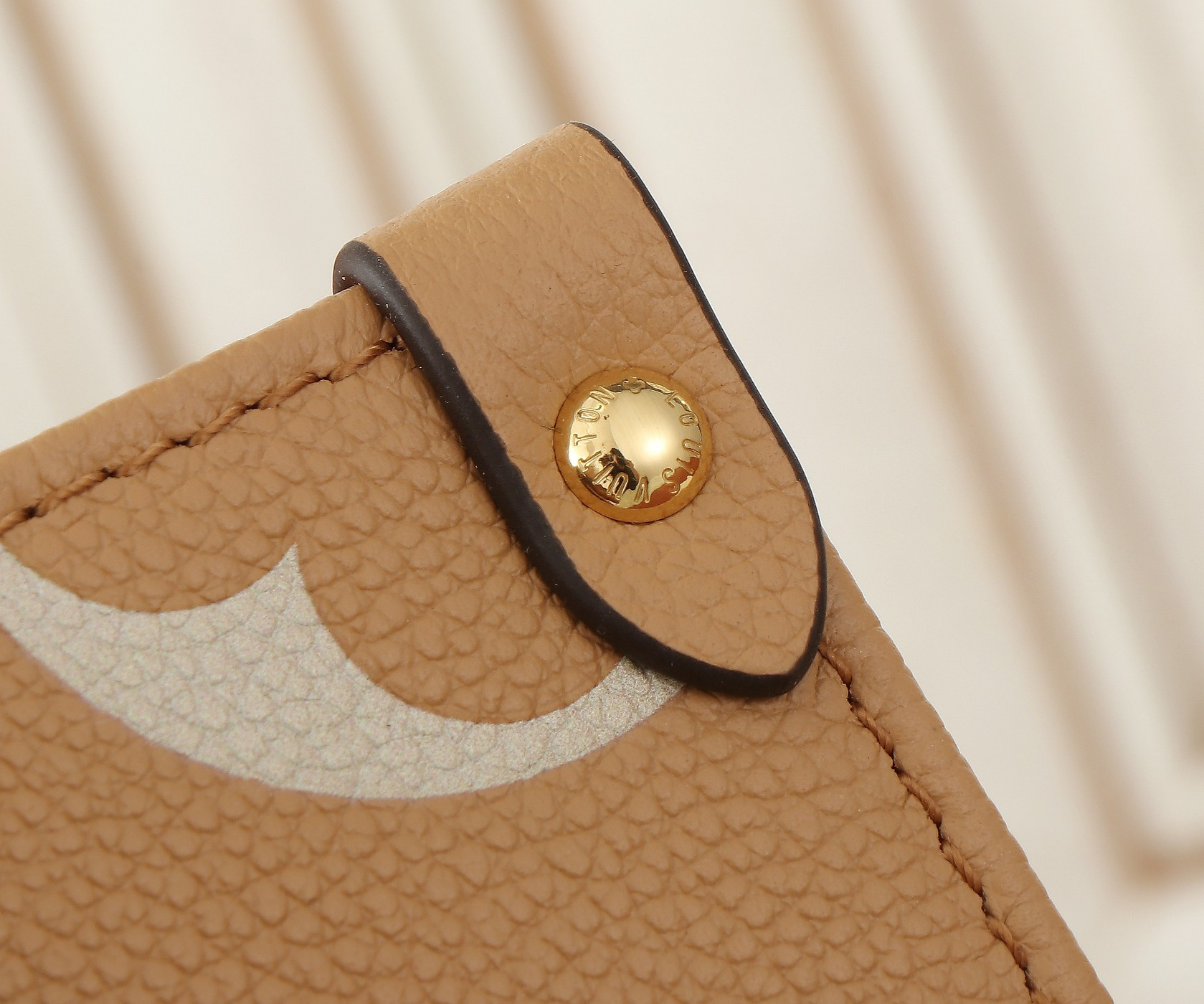 LV OnTheGo PM M12513 24.9 x 19.1 x 11.4 cm