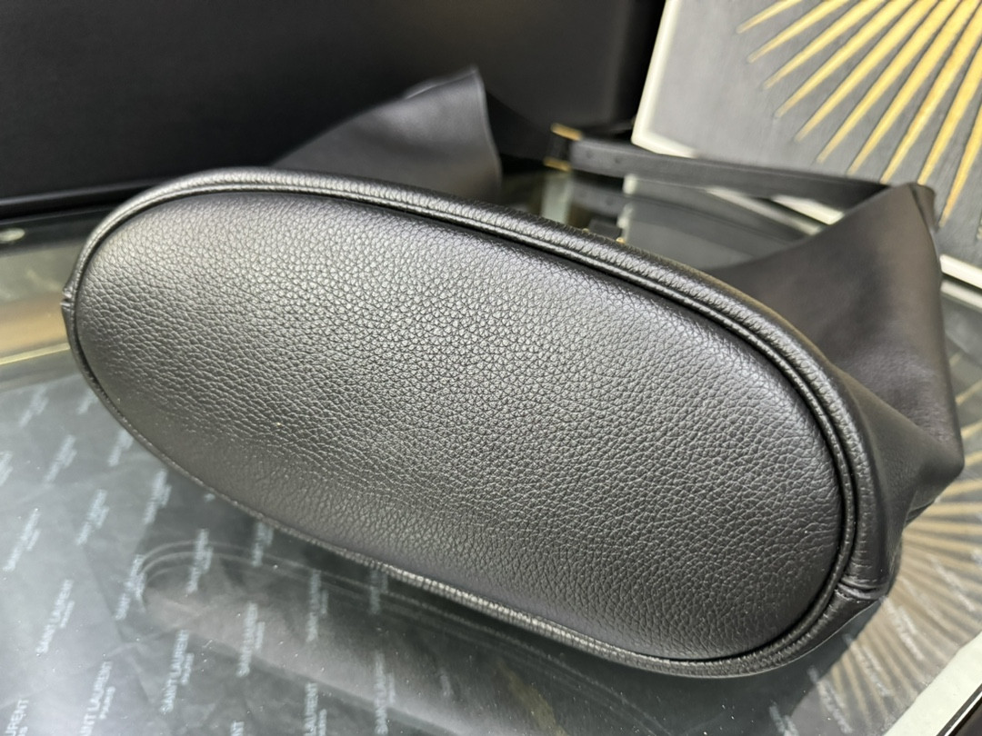 Y51 LE 5 À 7 hobo in grained leather 26x31.5x13.5cm