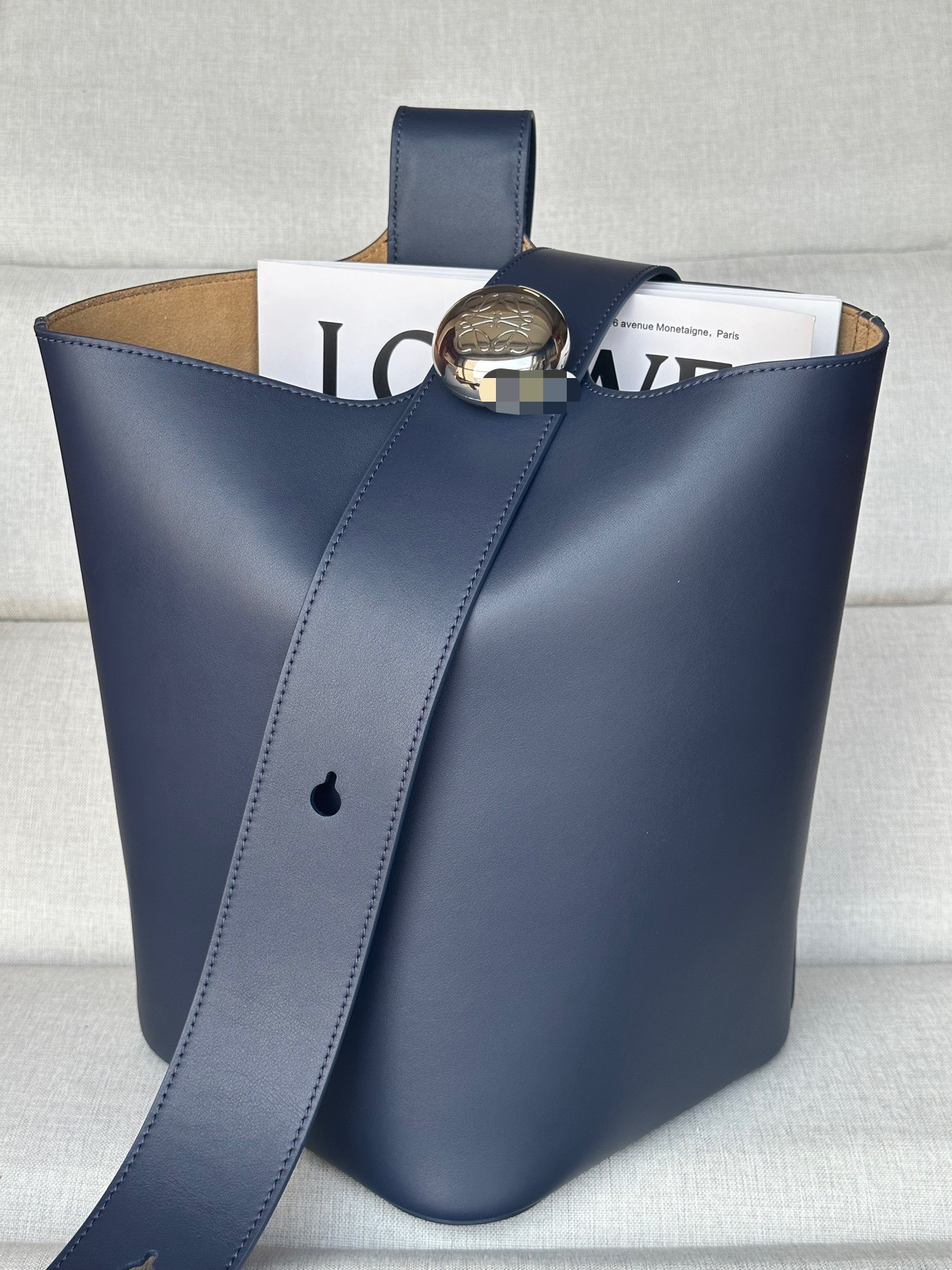 L0ew* Medium Pebble bucket in mellow calfskin 24.5x23.5x28cm