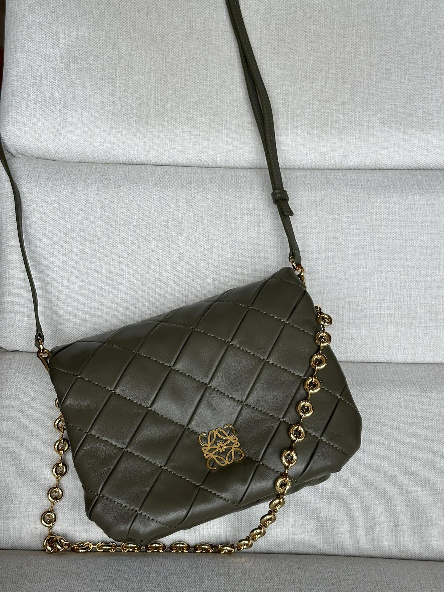 L0ew* Puffer Goya in pleated shiny nappa lambskin 23x17x9cm