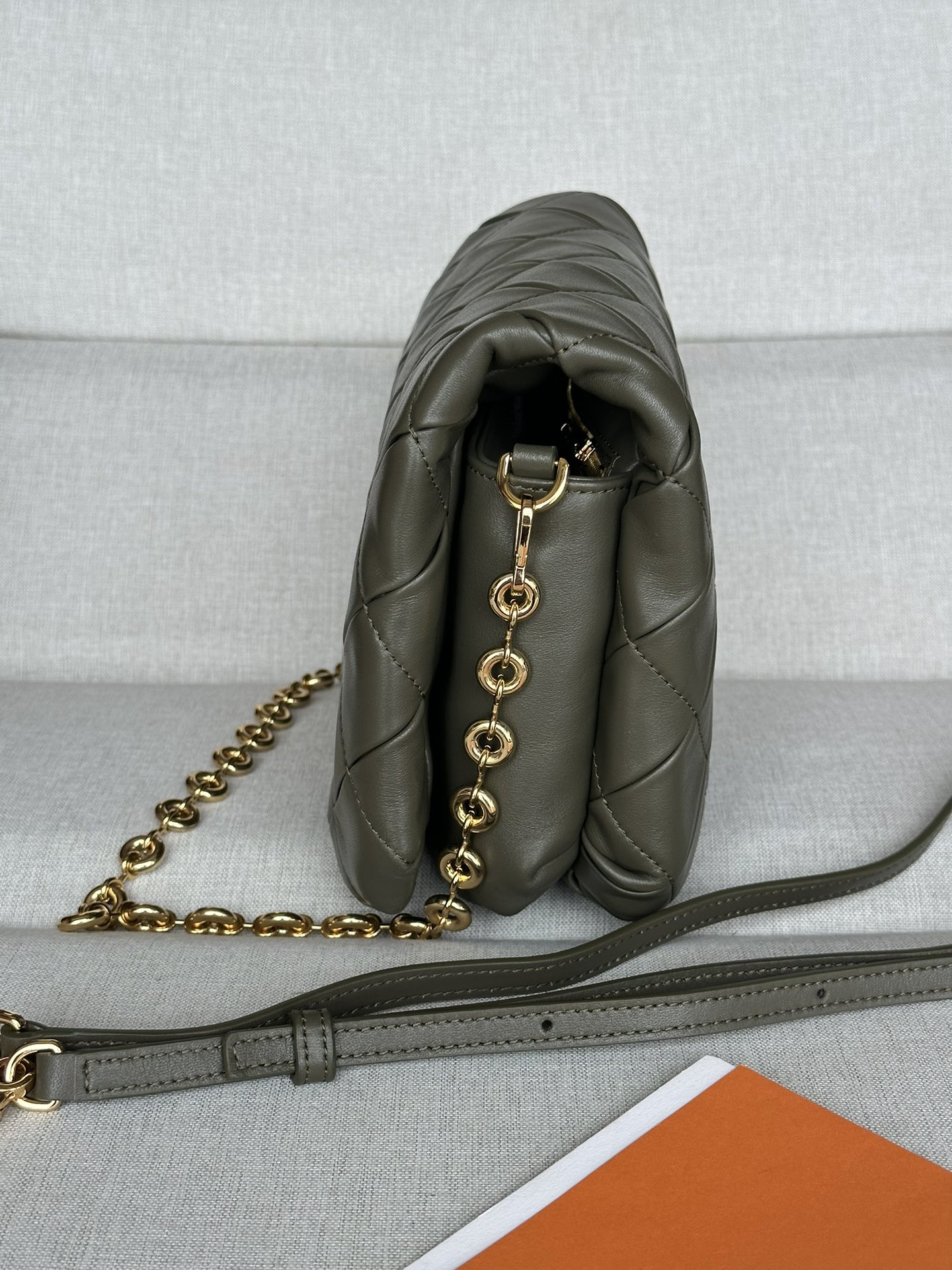 L0ew* Puffer Goya in pleated shiny nappa lambskin 23x17x9cm