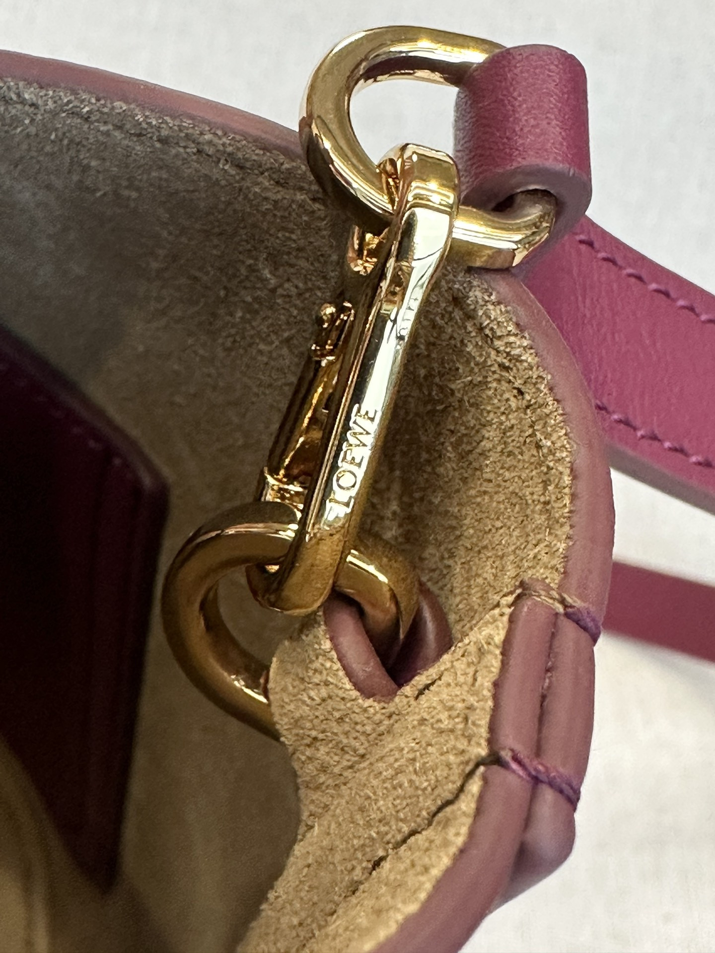 L0ew* Mini Pebble bucket in mellow calfskin 19.5x16x16cm