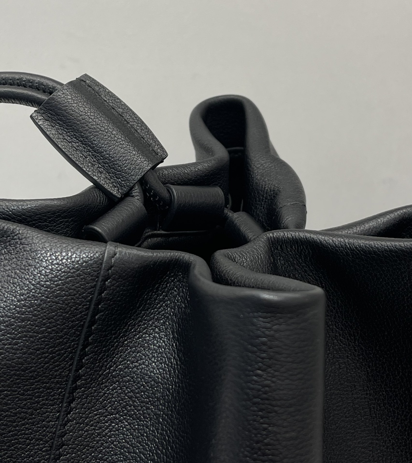 The R0w Park Tote Bag in Leather 25x31x16cm