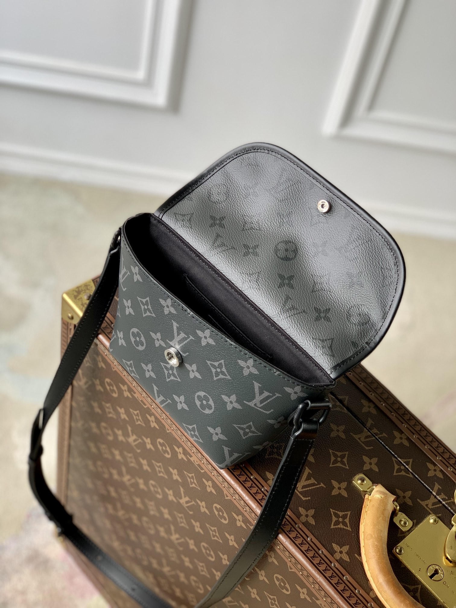 LV Pulse Wearable Wallet M12806 16 x 5 x 22.5 cm