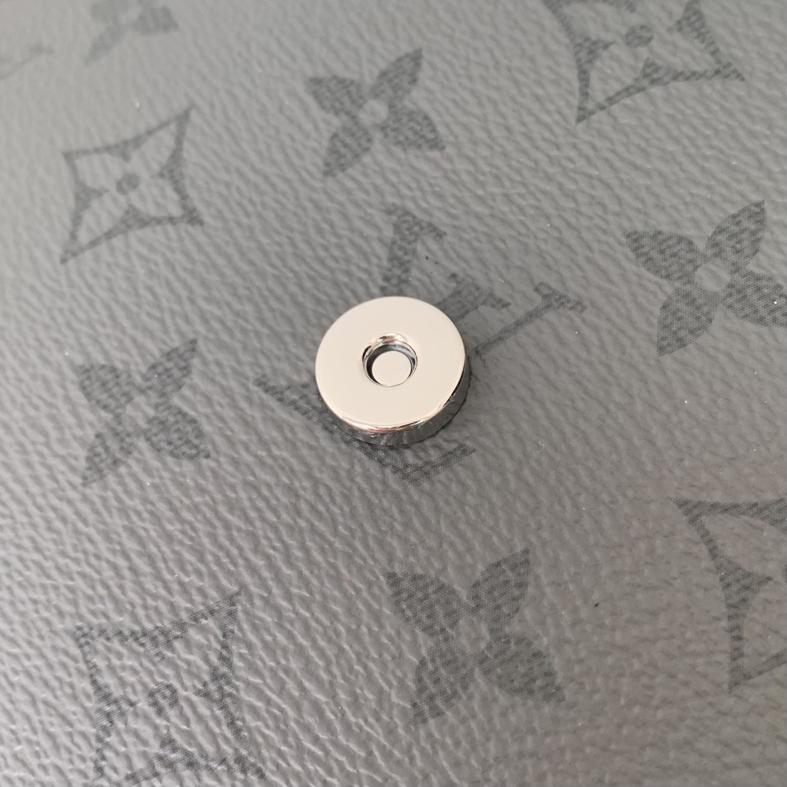 LV Pulse Messenger M12681 17 x 11 x 26.6 cm