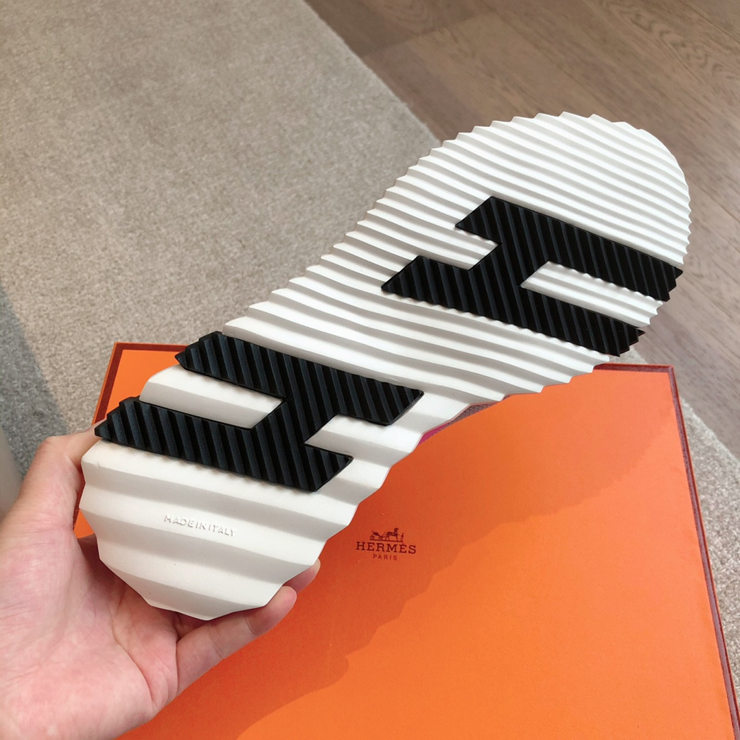 UA H**me5 Bouncing Sneaker