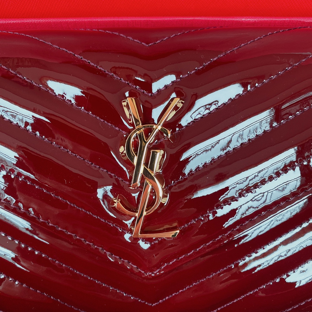 Y51 WOC CASSANDRE envelope chain wallet in patent leather 19x12.5x3.5cm