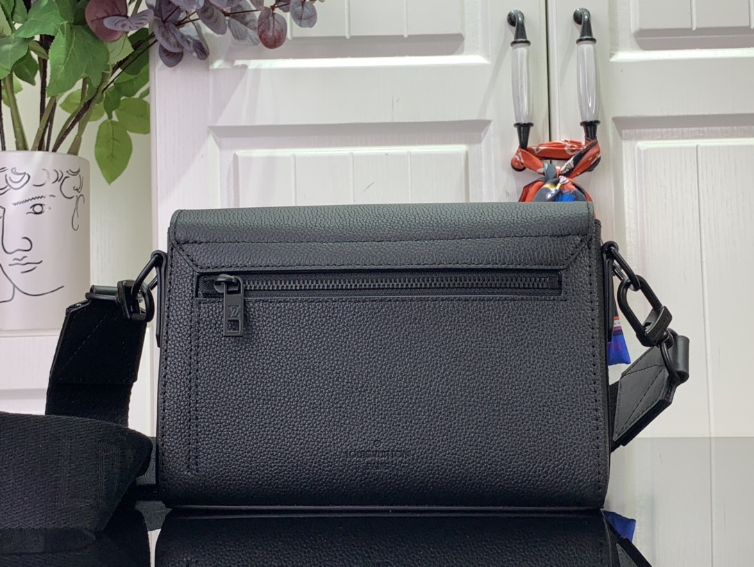 LV Takeoff Messenger PM M24769 22x16.5x7cm