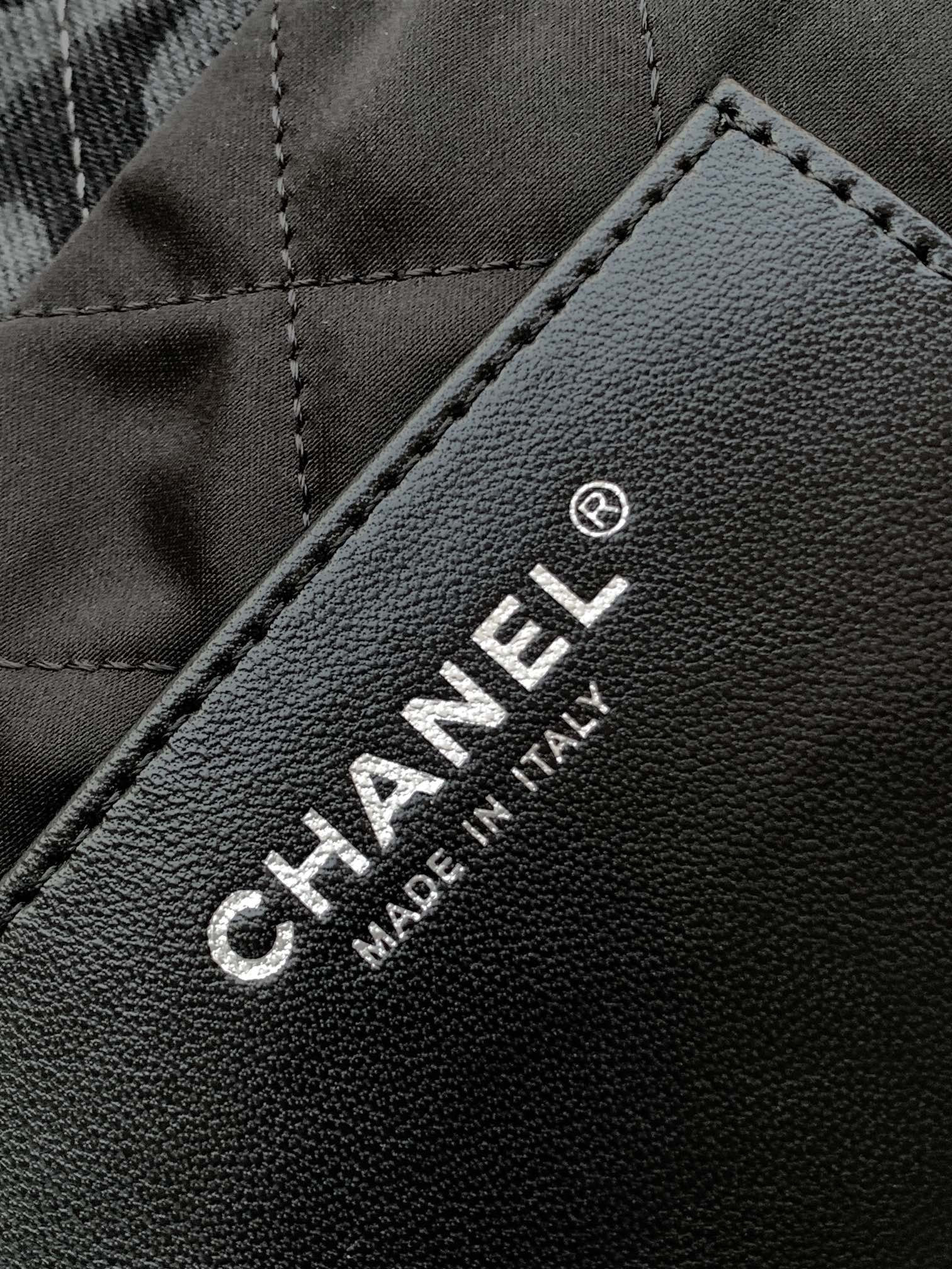 Ch**el 22 MINI HANDBAG 20x19X6cm