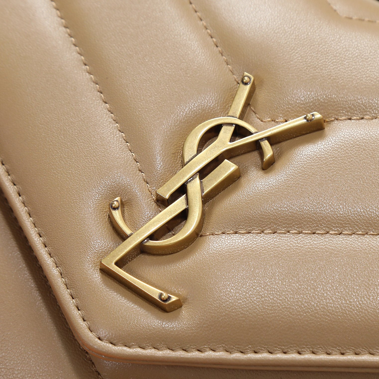 Y51 LOULOU small in MATELASSÉ lambskin 24x14x6cm