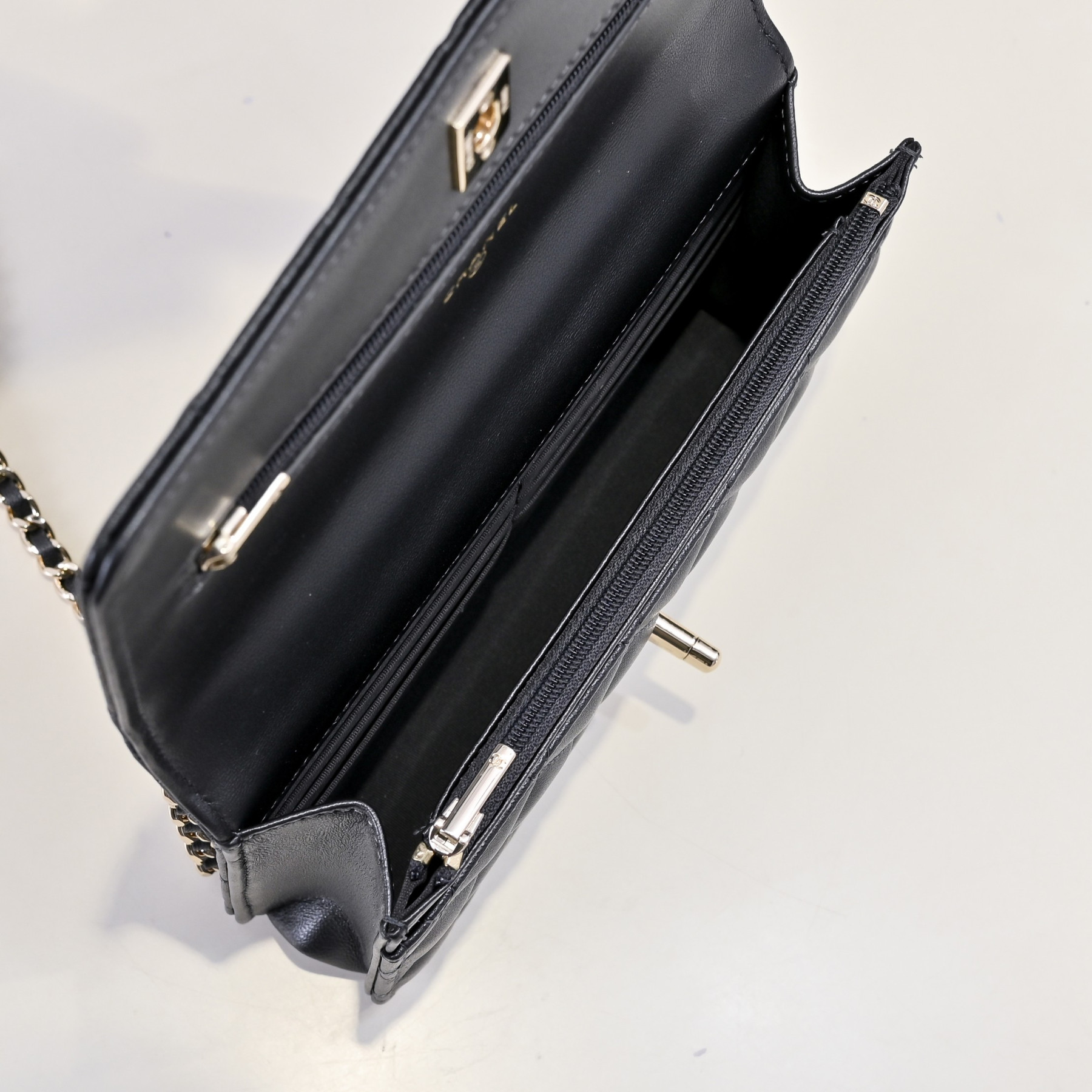 Ch**el SPRING-SUMMER 2025 PRE COLLECTION WALLET ON  BLACK AP4537 19.5 × 13 × 3.5 cm