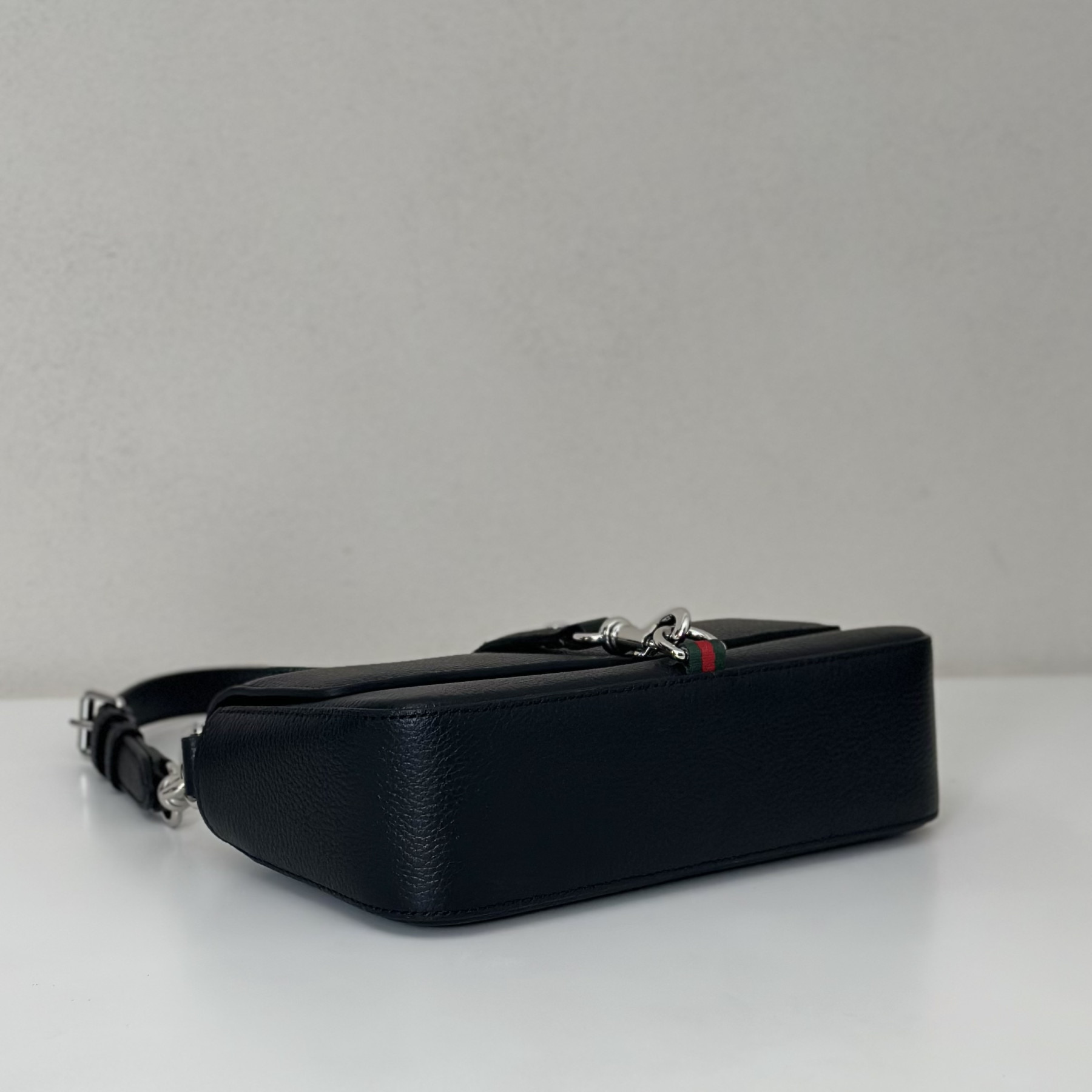 Gvc*1 Small crossbody bag with hook closure 23.5 x 12.5 x 6.5 cm