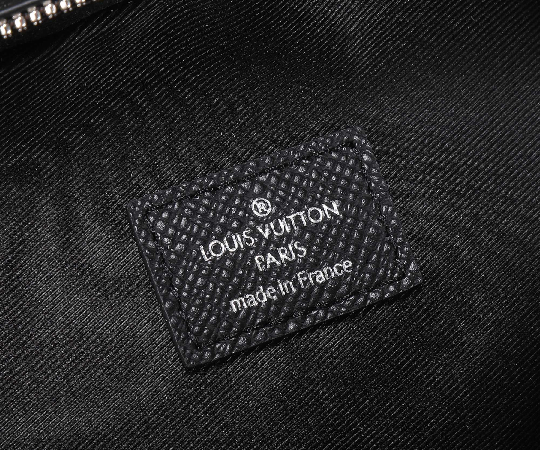 LV Avenue Sling Bag M30863 20 x 31 x 7 cm