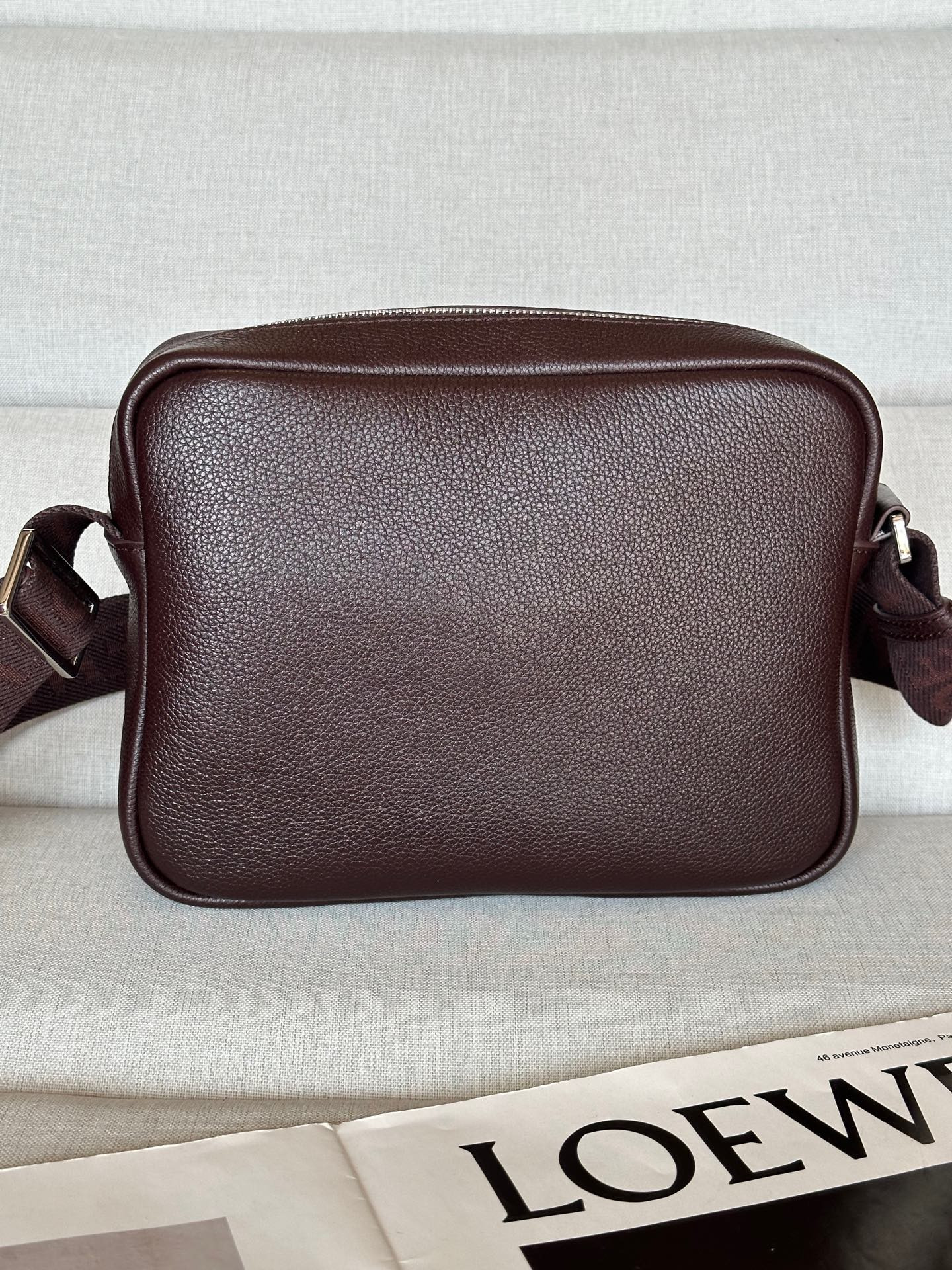 L0ew* Medium Pebble messenger bag in S*pple grained calfskin 18x23x9cm