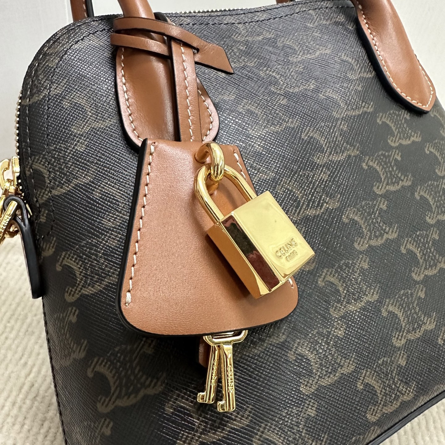Ce1i*e TEEN HONORINE BAG IN Triomphe Canvas and Calfskin 22.5x17x10cm