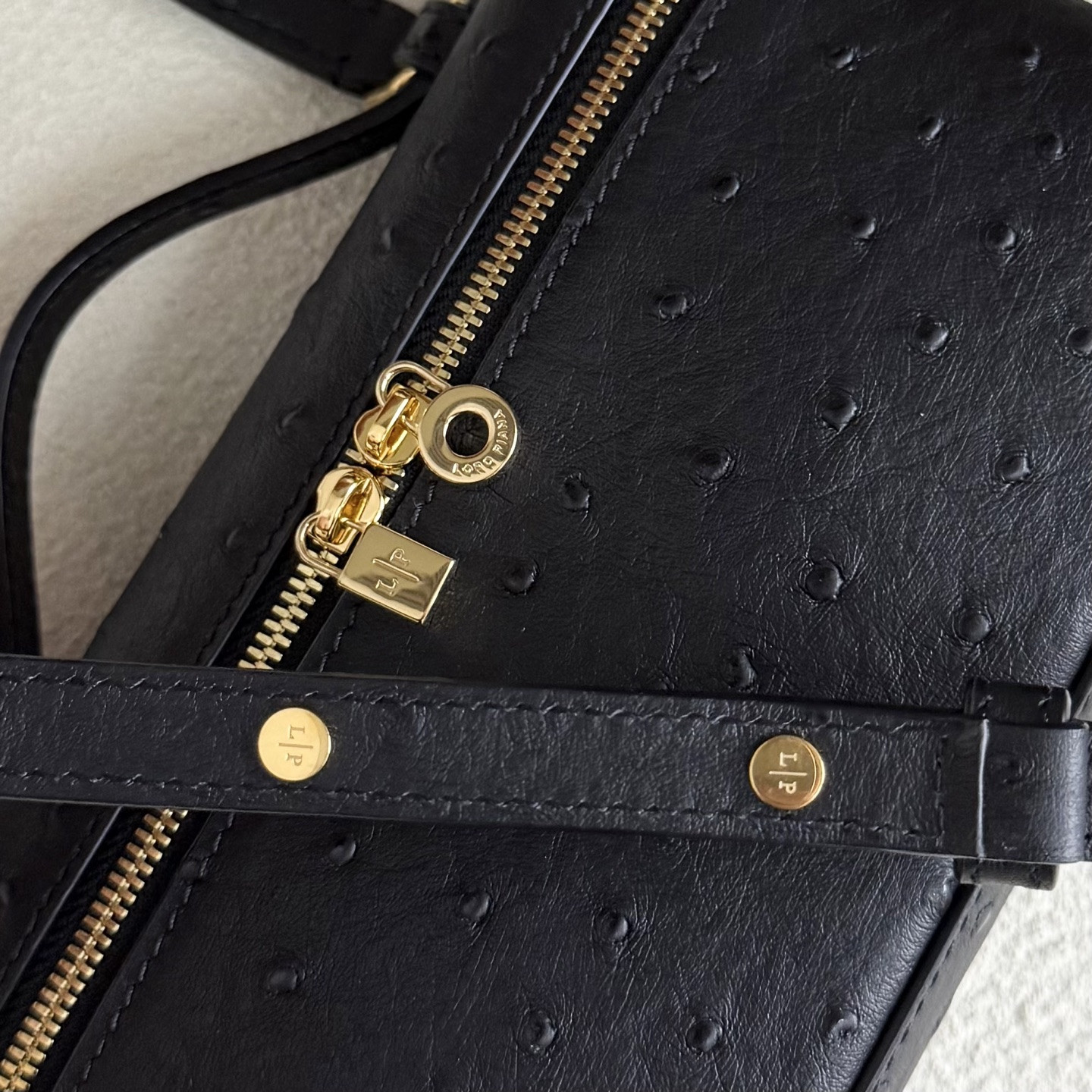 L0r0 P1ana Extra Pocket L19 Ostrich-grained Leather 11 x 19 x 6.5 cm