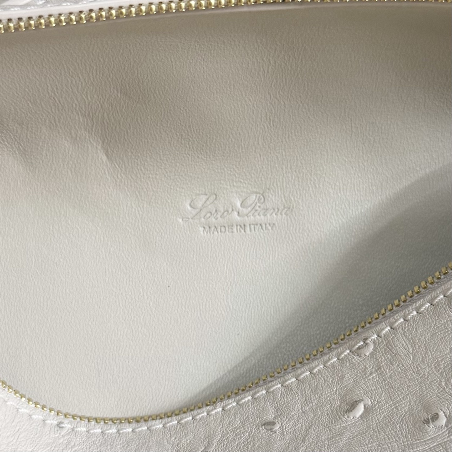 L0r0 P1ana Extra Pocket L19 Ostrich-grained Leather 11 x 19 x 6.5 cm