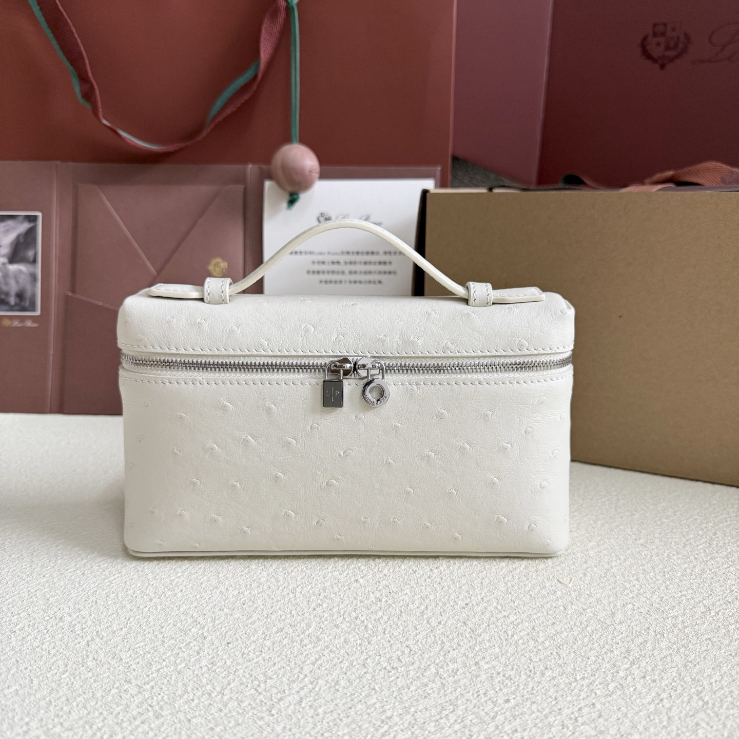 L0r0 P1ana Extra Pocket L19 Ostrich-grained Leather 11 x 19 x 6.5 cm