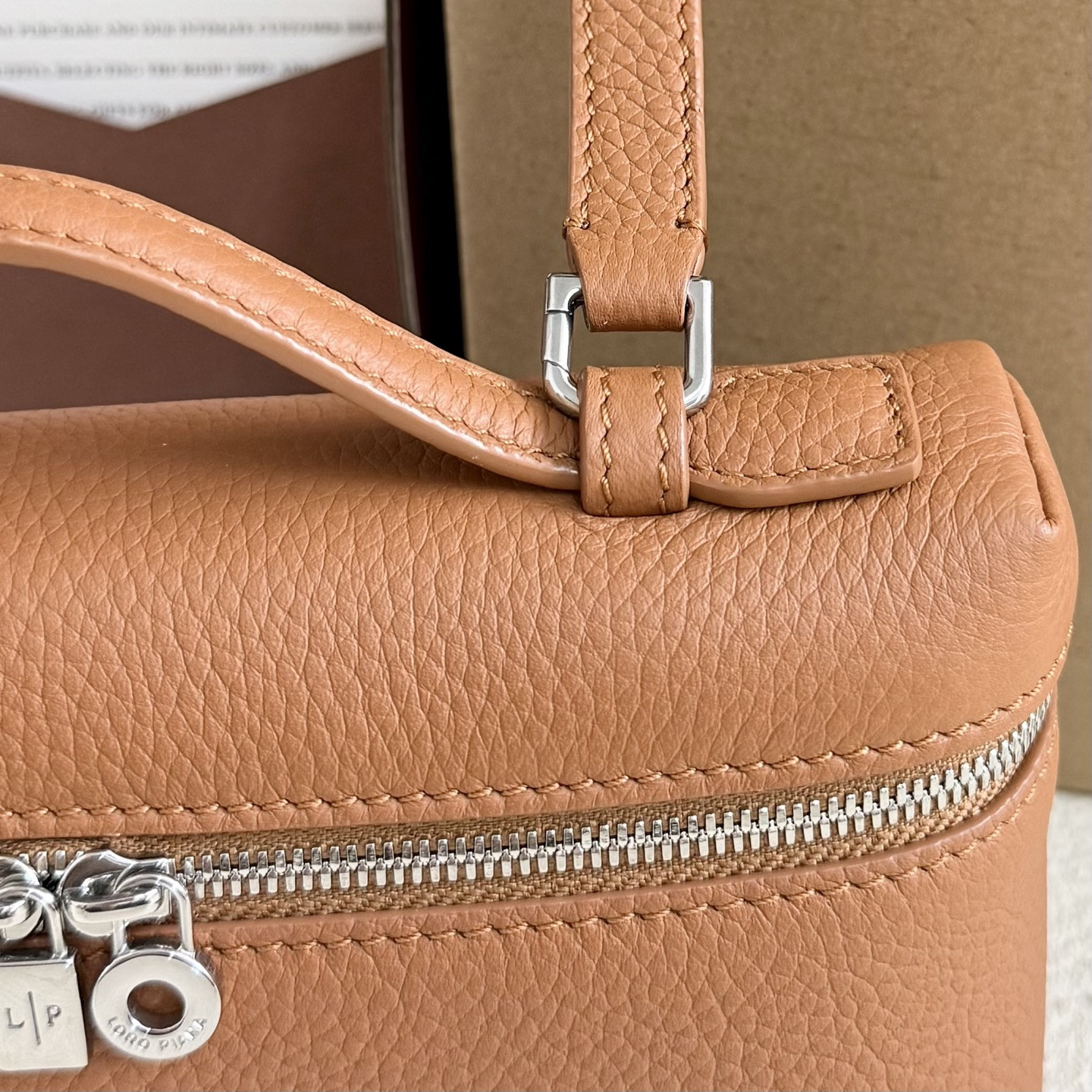 L0r0 P1ana Extra Pocket L19 Grained Calfskin 11 x 19 x 6.5 cm