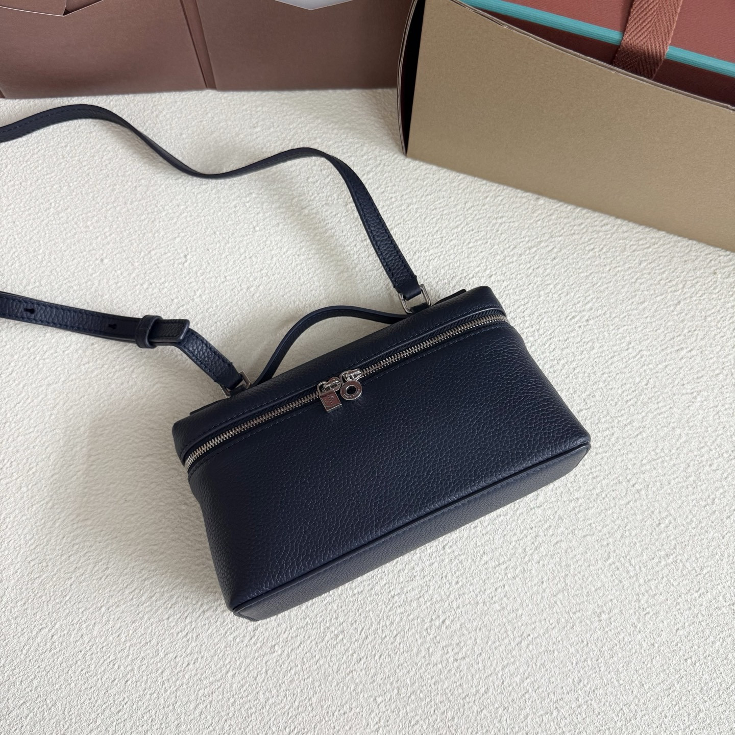 L0r0 P1ana Extra Pocket L19 Grained Calfskin 11 x 19 x 6.5 cm