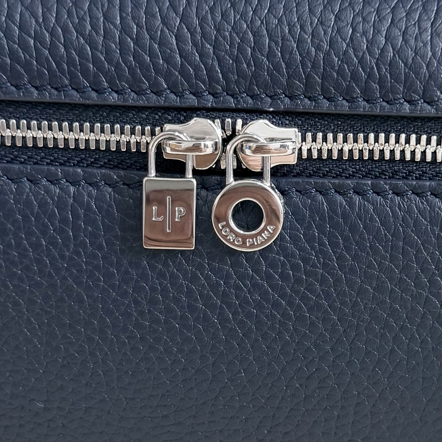 L0r0 P1ana Extra Pocket L19 Grained Calfskin 11 x 19 x 6.5 cm